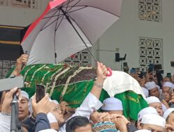 Lantunan Ayat Al-Qur’an Pelayat Antarkan Jenazah Habib Hasan ke Pemakaman