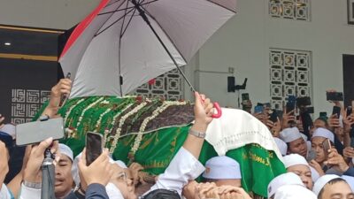 Lantunan Ayat Al-Qur’an Pelayat Antarkan Jenazah Habib Hasan ke Pemakaman