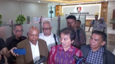 Roy Suryo Sambangi Bareskrim Polri Bawa Bukti-bukti Kecurangan Sirekap