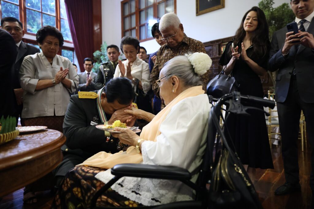 Prabowo Bersyukur dan Menghormati Sukartini Djojohadikusumo setelah Menerima Jenderal Bintang 4