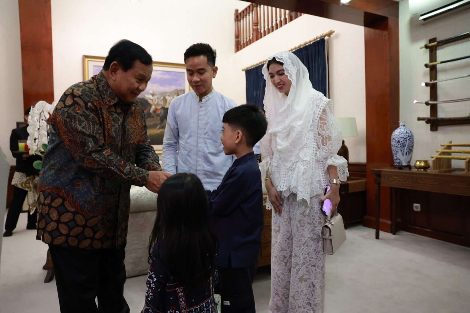 A Fun and Joyous Family Gathering with Prabowo Subianto and Gibran Full of Laughter