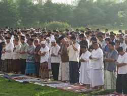 Ganjar Pranowo dan Keluarga Salat Id di Wedomartani Sleman, Mahfud MD di UGM