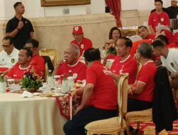 Momen Jokowi Nobar Indonesia vs Uzbekistan Bareng Menteri dan Relawan di Istana