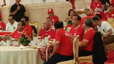 Momen Jokowi Nobar Indonesia vs Uzbekistan Bareng Menteri dan Relawan di Istana