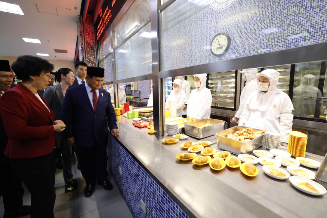 Setelah Bertemu dengan PM dan Menteri Pertahanan China, Prabowo Subianto Melihat Program Makan Siang di Sekolah Beijing