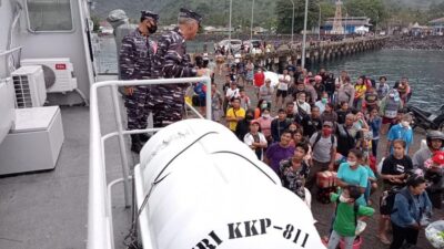 Bantu Evakuasi Korban Erupsi Gunung Ruang, TNI AL Kerahkan Kapal Perang Kakap-811