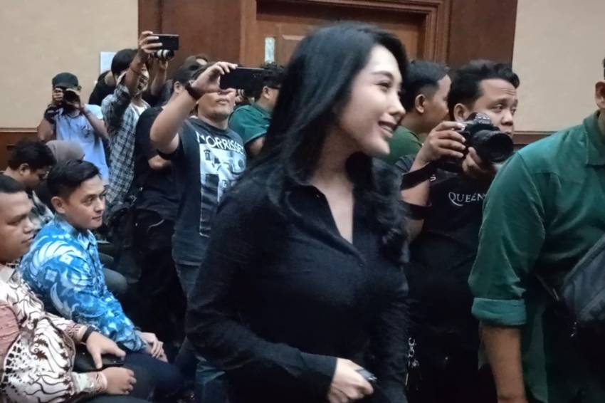 Biduan Dangdut Nayunda Dibelikan Kalung Emas oleh Direktur Alat dan Mesin Kementan