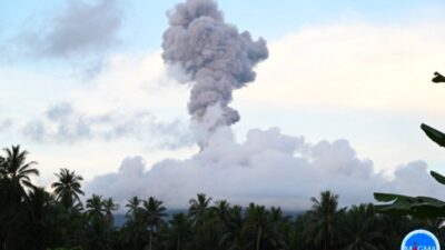 Gunung Ibu Erupsi, Tinggi Letusan Mencapai 1.500 Meter