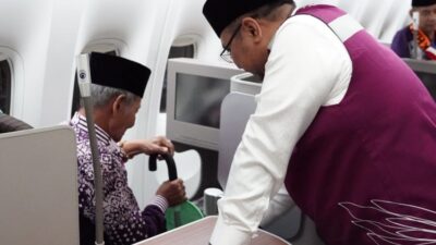 Momen Menag Menyapa Jemaah Lansia, Pastikan Dapat Layanan Prioritas di Haji 2024