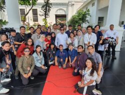 Reporters at the Palace Take a Group Photo with Prabowo Subianto, Sporting Sunglasses