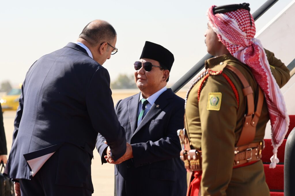 Prabowo Subianto’s Arrival in Jordan is Greeted by Senior Officials and Honor Guard