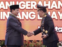 Prabowo Subianto Menerima Penghargaan Bintang Bhayangkara Utama dari Kepala Polisi Indonesia