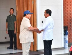 Prabowo Subianto Dekati Jokowi di Halim, Sampaikan Selamat Ulang Tahun Secara Langsung