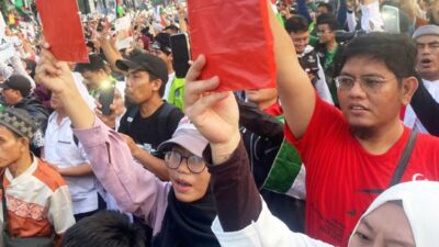 Momen Massa Aksi Bela Palestina Teriakkan Setop Genocide dan Angkat Kartu Merah