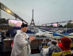 Prabowo Subianto Memberi Semangat Kontingen Indonesia dengan Melambaikan Tangan di Pembukaan Olimpiade Paris 2024