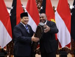 Prabowo Subianto Shares Heartfelt Moments as he Says Goodbye to the Prime Minister of Papua New Guinea After Visit to the Ministry of Defense