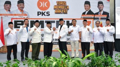 Pilkada 2024, Presiden PKS Serahkan SK untuk Bakal Calon Gubernur dan Wagub Sumbar