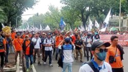 Senin, Ribuan Buruh Demo Tolak Omnibus Law UU Cipta Kerja
