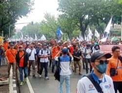 Senin, Ribuan Buruh Demo Tolak Omnibus Law UU Cipta Kerja