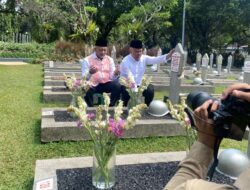 Cagub-Cawagub Jabar Ahmad Syaikhu-Ilham Berziarah ke Makam BJ Habibie