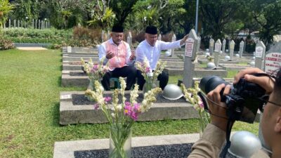 Cagub-Cawagub Jabar Ahmad Syaikhu-Ilham Berziarah ke Makam BJ Habibie