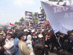 Mahasiswa dan Masyarakat Demo Tolak RUU Pilkada, Jokowi: Itu Penyampaian Aspirasi