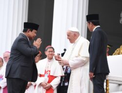 Prabowo Subianto Shares a Moment of Shaking Hands with Pope Francis, Emphasizing Indonesia’s Diversity and Harmony