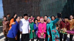 Prabowo Subianto Captures a Fun Selfie Moment with Iriana and Mothers at IKN