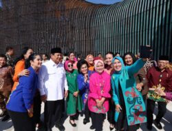 Prabowo Subianto Captures a Fun Selfie Moment with Iriana and Mothers at IKN