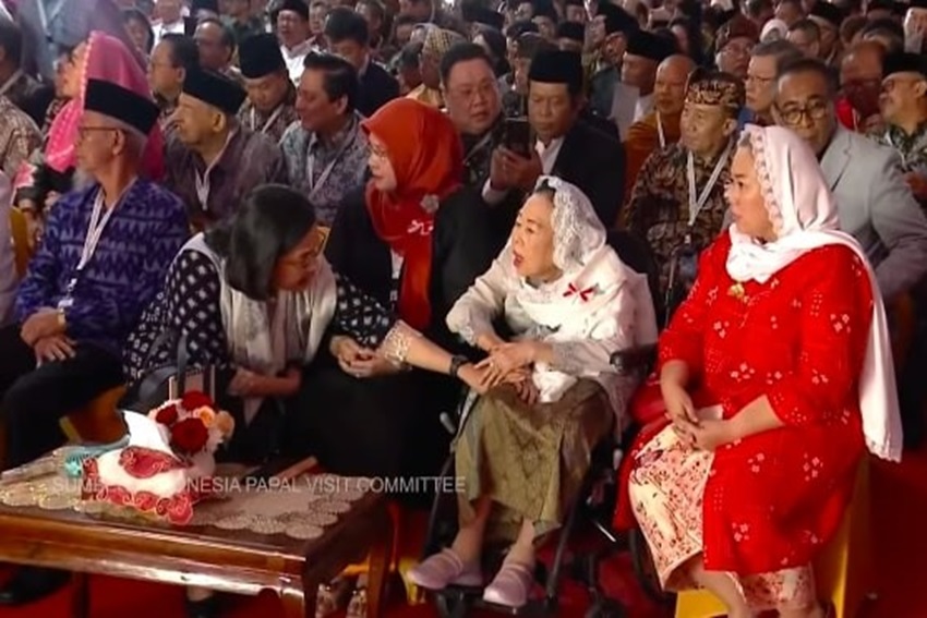 Sri Mulyani, JK, hingga Sinta Nuriyah Tunggu Kedatangan Paus Fransiskus di Masjid Istiqlal