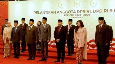 Prabowo Subianto dan Jokowi Bersama-sama Naik Mobil Kepresidenan RI 1 menuju Pelantikan DPR Terpilih