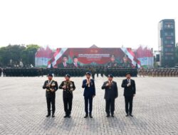 Jokowi dan Prabowo Subianto Berkendara Bersama di Jeep Pindad untuk Memeriksa Pasukan dalam Upacara Keamanan Pelantikan Presiden