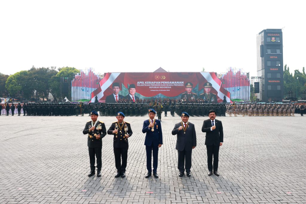 Jokowi dan Prabowo Subianto Berkendara Bersama di Jeep Pindad untuk Memeriksa Pasukan dalam Upacara Keamanan Pelantikan Presiden