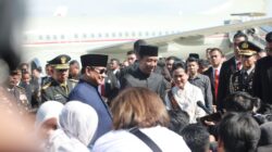 Prabowo Subianto accompanies Jokowi to Halim Airbase and extends best wishes for his future.