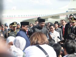 Prabowo Subianto accompanies Jokowi to Halim Airbase and extends best wishes for his future.