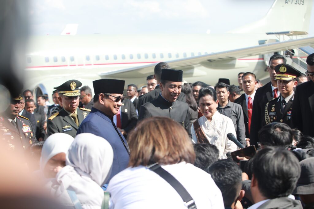 Prabowo Subianto accompanies Jokowi to Halim Airbase and extends best wishes for his future.