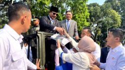 Tears of Happiness and Prayers as People Encounter Prabowo Subianto: “I Finally Received His Signature”