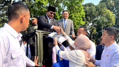 Tears of Happiness and Prayers as People Encounter Prabowo Subianto: “I Finally Received His Signature”