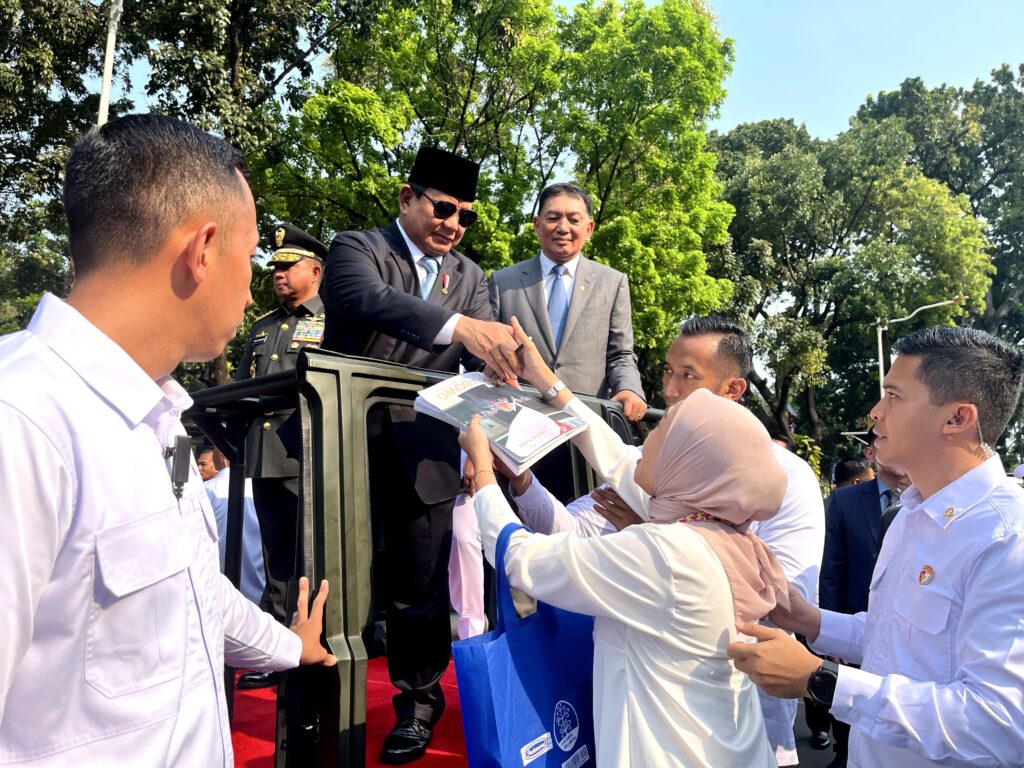 Tears of Happiness and Prayers as People Encounter Prabowo Subianto: “I Finally Received His Signature”