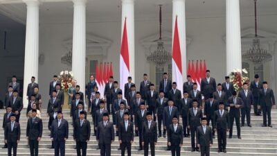 Foto Bersama 48 Menteri dan 5 Kepala Lembaga Kabinet Merah Putih di Istana Negara