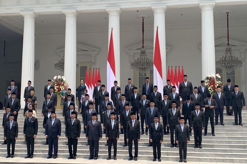 Foto Bersama 48 Menteri dan 5 Kepala Lembaga Kabinet Merah Putih di Istana Negara