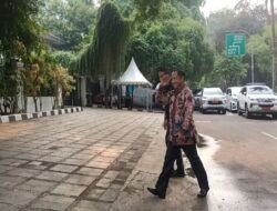 Ikut Merapat ke Kediaman Prabowo, Mendagri Tito Tebar Senyuman