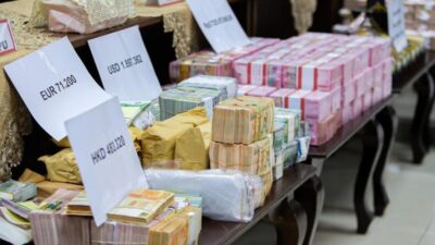 Ini Penampakan Uang Rp920 Miliar dan 51 Kg Emas Batangan yang Disita dari Eks Pejabat MA