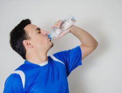 Fakta Minum Air Es Bikin Gendut?