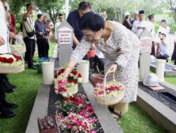 Megawati Nyekar ke Makam Taufiq Kiemas dan Fatmawati Soekarno: Tradisi Idulfitri