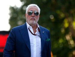 Superyacht Baru Lawrence Stroll Melintasi Kanal Belanda