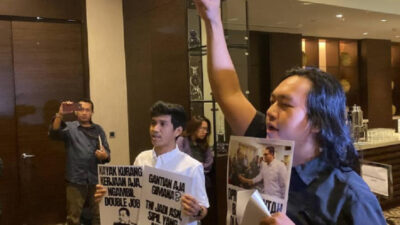 2 Bukti Penggerudukan Rapat Panja RUU TNI oleh Satpam Hotel