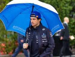 Sainz Didenda karena Keterlambatan di Sesi Lagu Kebangsaan: Analisis dan Dampaknya