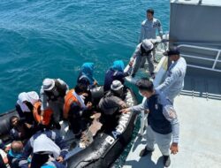 Evakuasi 30 Korban Kapal Tenggelam oleh Bakamla, Coast Guard Singapura, dan Malaysia