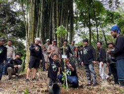 Yayasan Paseban dan Arista Montana Menanam Pohon untuk Melestarikan Megamendung